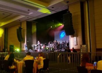 Fernando Villalona: más ligero de peso en escenario, canta ante un público «enjaulado» en Hard Rock Hotel