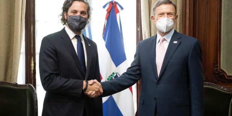 República Dominicana y Argentina firman convenios para trasplantes en niños