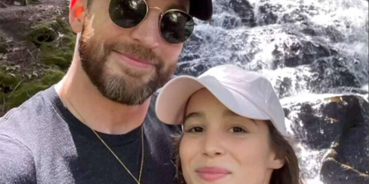 Chris Evans, el «Capitán América», y Alba Baptista se convierten en padres