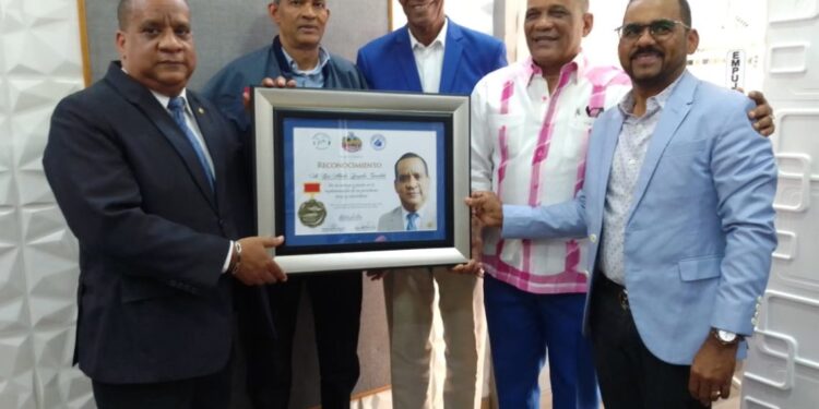 Instituciones de Azua reconoce al periodista Alberto Quezada por su trayectoria