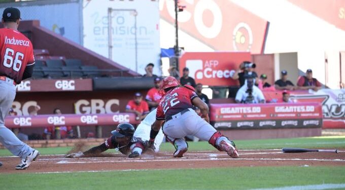 Gigantes y Leones dividen honores en SFM; Aguilas ganan